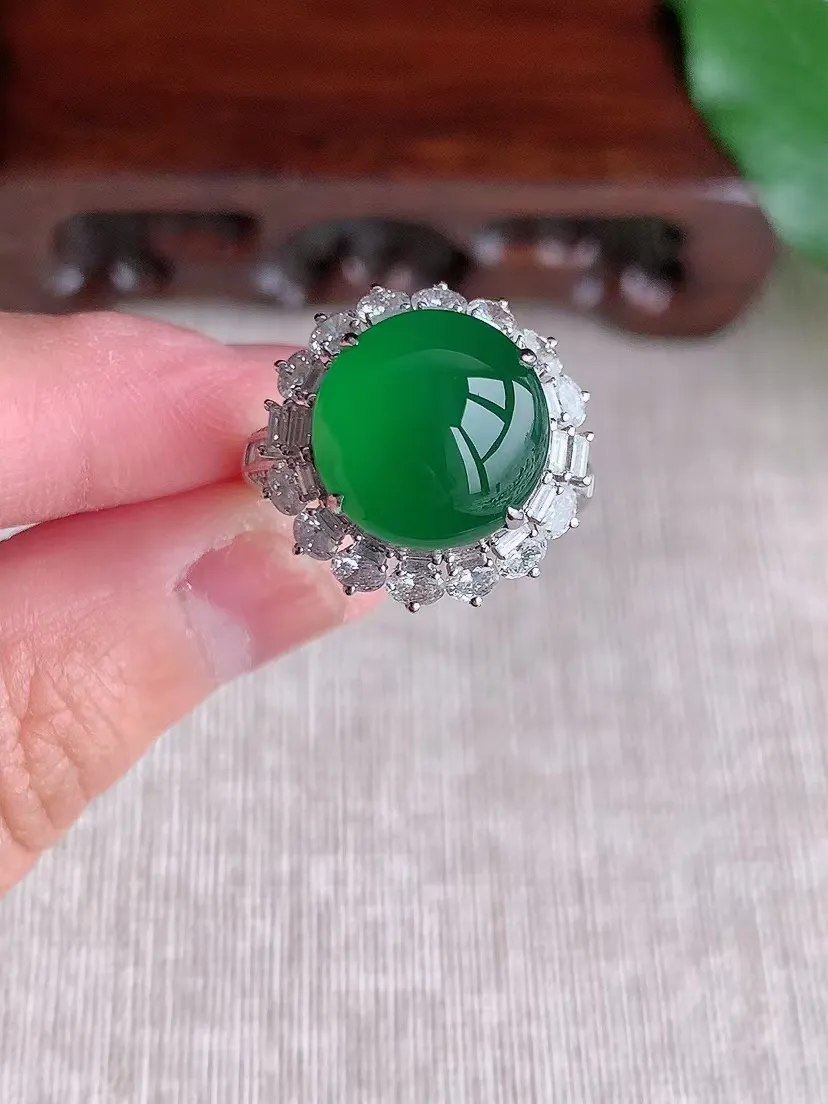 天然A货翡翠18K金伴钻镶嵌满绿蛋面戒指 圈口17.8裸石尺寸12mm 重量6.89g 0426