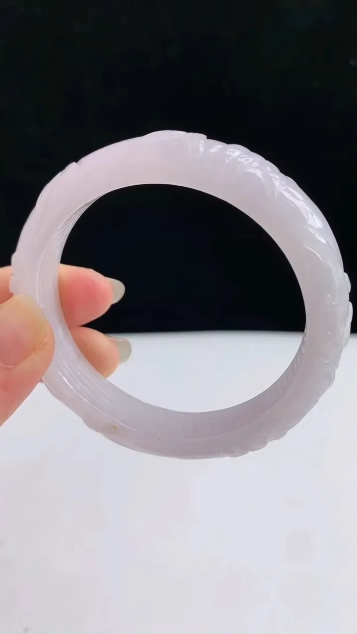 圈口52-53翡翠a货白月光雕花宽边手镯尺寸52.7-8，重:47.10g4月29日