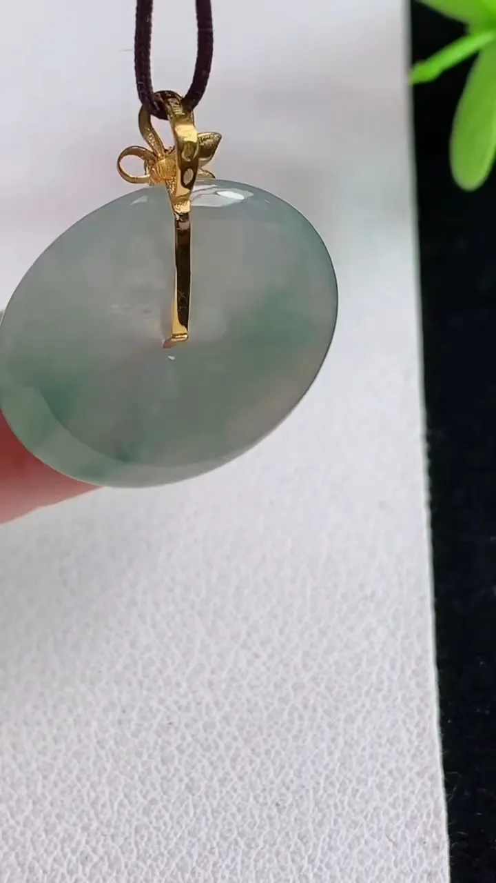 天然A货翡翠飘花平安扣吊坠，尺寸22.4-3.6，重量:3.92g
4月29日