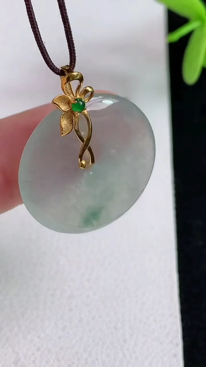 天然A货翡翠飘花平安扣吊坠，尺寸22.4-3.6，重量:3.96g
4月29日