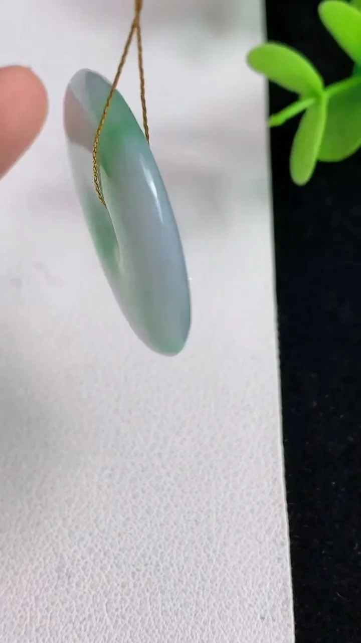 天然A货翡翠平安扣吊坠，尺寸32-5.2，重量:11.45g
4月29日