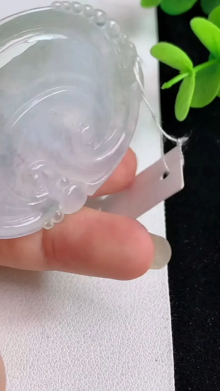 天然A货翡翠飘花如意吊坠，尺寸53-42.6-5.6，重量:23.30g
4月29日