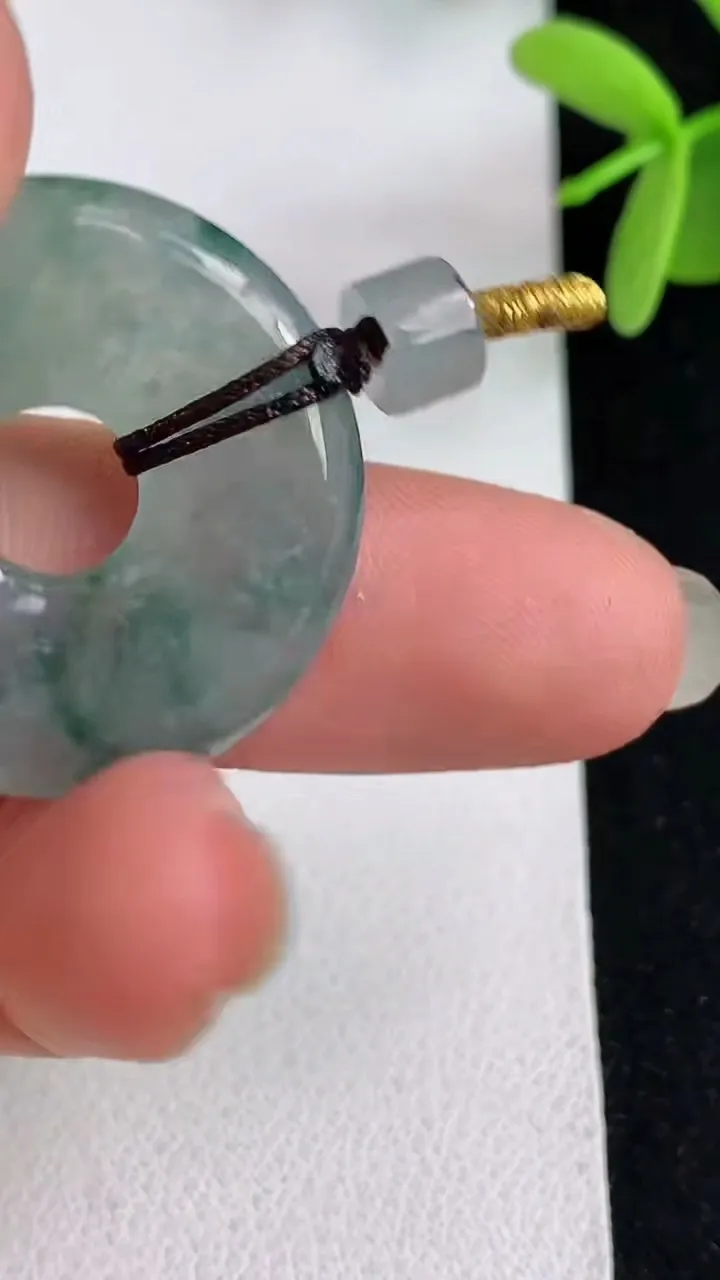 天然A货翡翠飘花平安环吊坠，尺寸28-4.8，重量:7.66g
4月29日