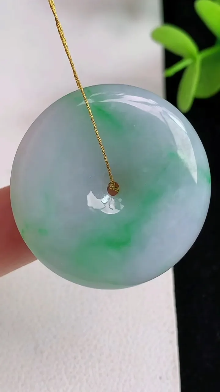 天然A货翡翠平安扣吊坠，尺寸32-5.2，重量:11.45g
4月29日