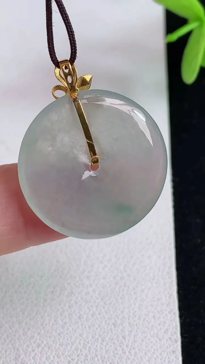 天然A货翡翠飘花平安扣吊坠，尺寸22.4-3.6，重量:3.96g
4月29日