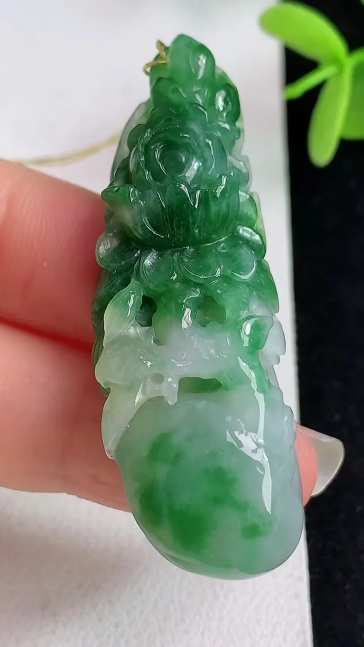 天然A货翡翠花开富贵吊坠，尺寸50.3-17.4-11，重量:16.09g
4月29日