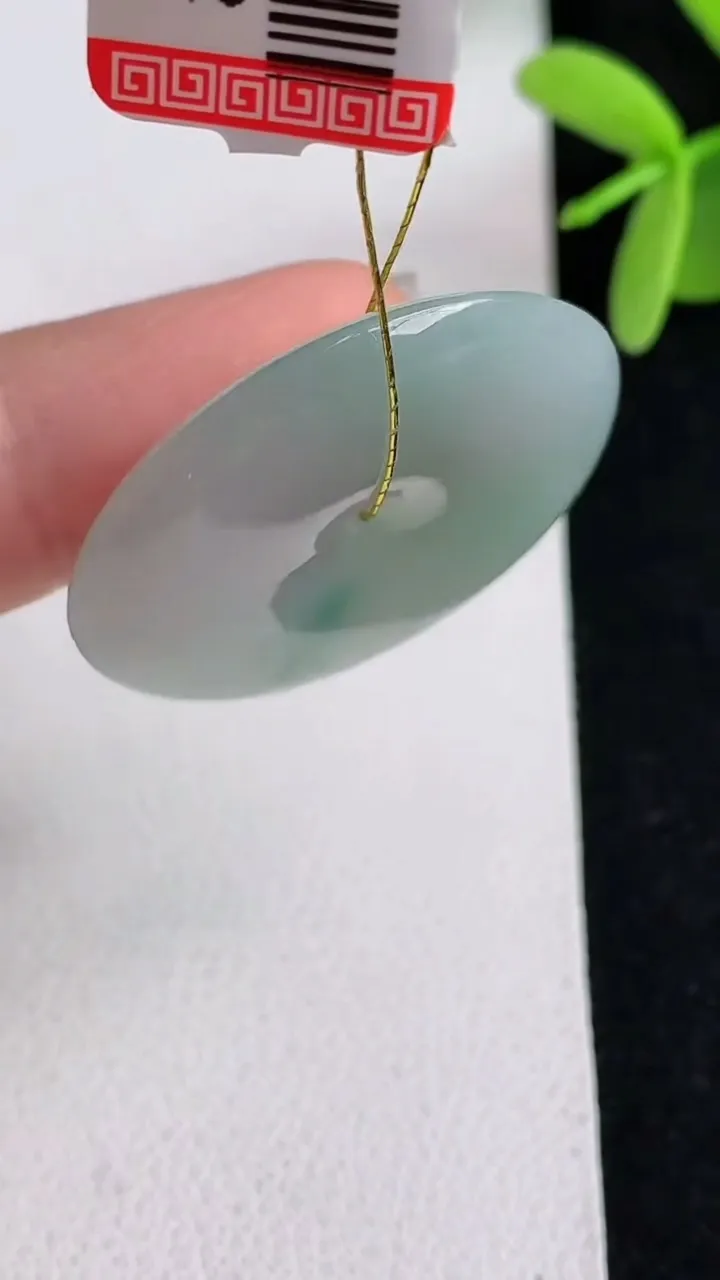 天然A货翡翠飘花平安扣吊坠，尺寸30.6-5.6，重量:10.53g
4月29日