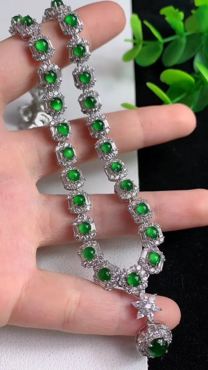 天然A货翡翠蛋面项链，尺寸6.2，重量:28.39g
4月29日