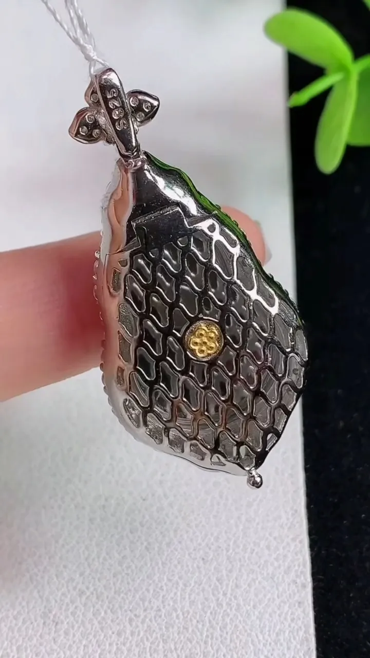 天然A货翡翠葫芦吊坠，尺寸41-20.5-10，裸石22.6-15.8，重量:8.64g
4月29日