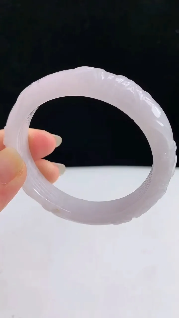 圈口52-53翡翠a货白月光雕花宽边手镯尺寸52.7-8，重:47.10g4月29日