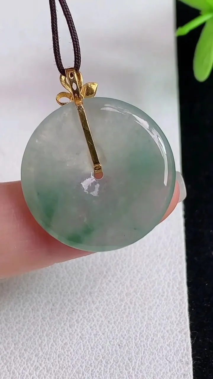 天然A货翡翠飘花平安扣吊坠，尺寸22.4-3.6，重量:3.92g
4月29日