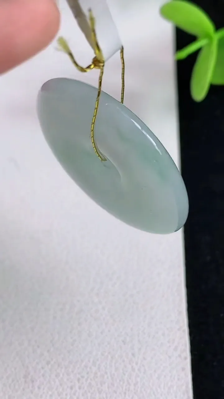 天然A货翡翠平安扣吊坠，尺寸29.3-5.5，重量:9.76g
4月29日