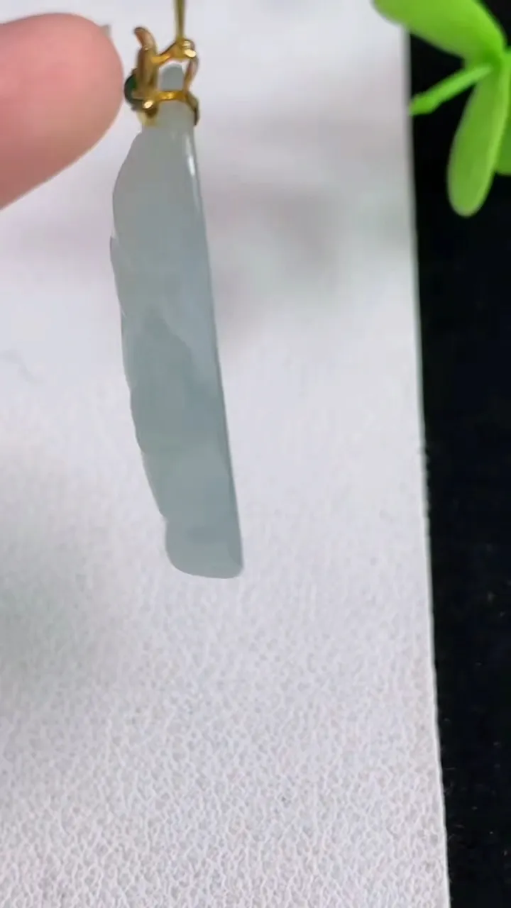 天然A货翡翠白冰财神爷吊坠，尺寸36-18.7-6，重量:8.15g
4月29日