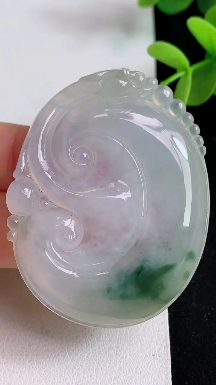 天然A货翡翠飘花如意吊坠，尺寸53-42.6-5.6，重量:23.30g
4月29日
