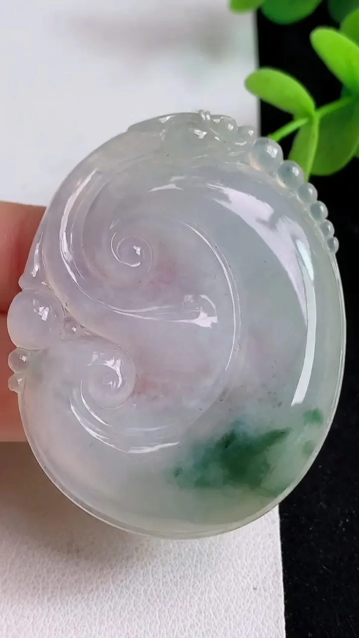 天然A货翡翠飘花如意吊坠，尺寸53-42.6-5.6，重量:23.30g
4月29日