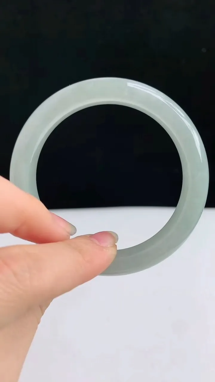 圈口53-54翡翠a货宽边手镯尺寸53.8-11.4-8，重量:49.43g4月29日