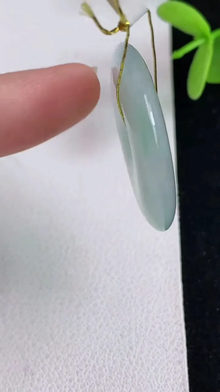天然A货翡翠平安扣吊坠，尺寸29.3-5.5，重量:9.76g
4月29日