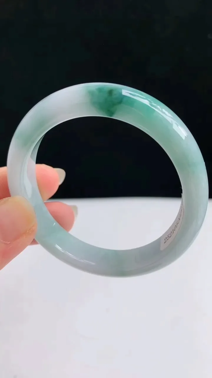 圈口52-53翡翠a货飘花贵妃手镯尺寸53-47-10.3-7，重:36.00g4月29日