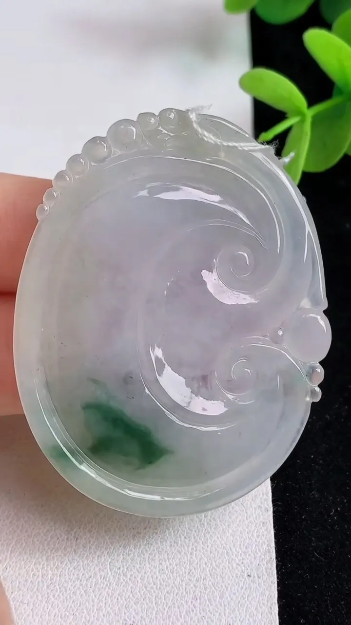 天然A货翡翠飘花如意吊坠，尺寸53-42.6-5.6，重量:23.30g
4月29日