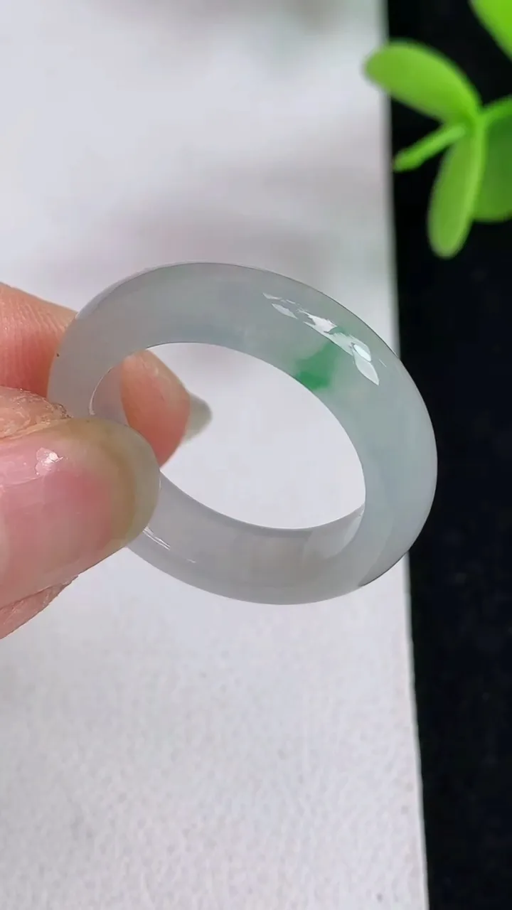 天然A货翡翠指环戒指，尺寸18.8-5.8-3.7，重量:4.35g2025年4月29日
工厂直销收藏佳品,种好水足，色泽均匀，有种有色，上手高大气！