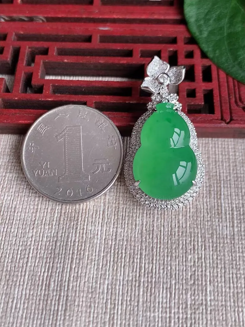 天然A货翡翠18K金阳绿葫芦吊坠尺寸37×18.6×12.6裸石21.6×14.2m量10.40g 