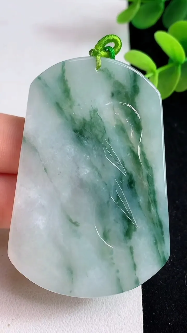 天然A货翡翠飘花大势至观音菩萨吊坠，尺寸61.8-42-5.7，重量:30.15g
4月29日