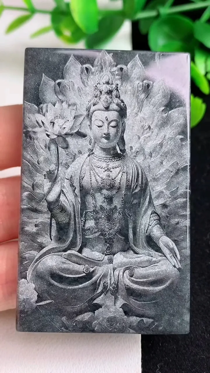 天然A货翡翠大势至观音菩萨吊坠，尺寸68.3-40.8-7.4，重量:67.05g
4月29日