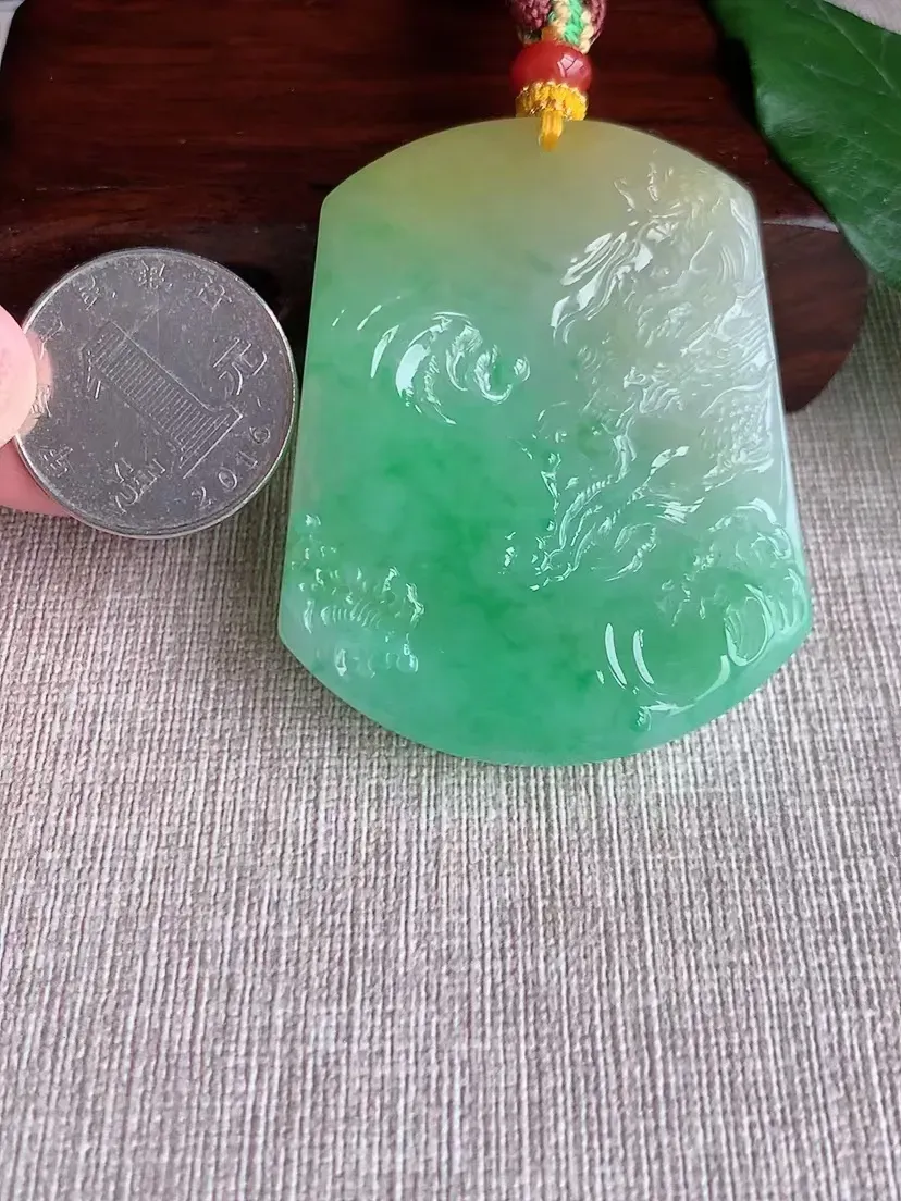 天然A货翡翠黄加绿双彩意境山水牌吊坠尺寸54.7×44×8.5m量56.44g 0426