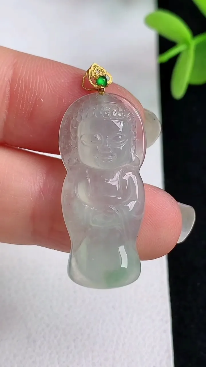 天然A货翡翠大日如来吊坠，尺寸30.6-12.2-5，重量:3.90g
4月29日