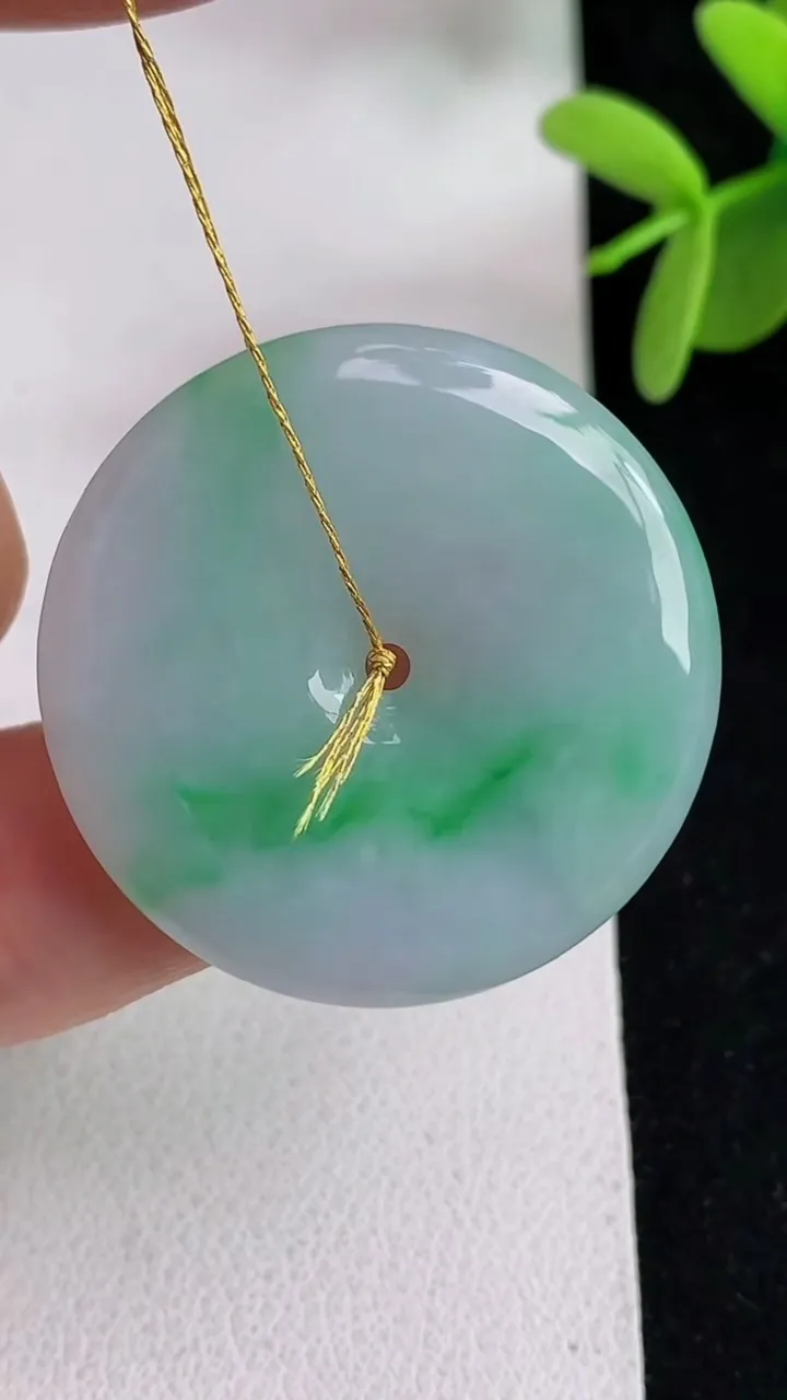天然A货翡翠平安扣吊坠，尺寸32-5.2，重量:11.45g
4月29日