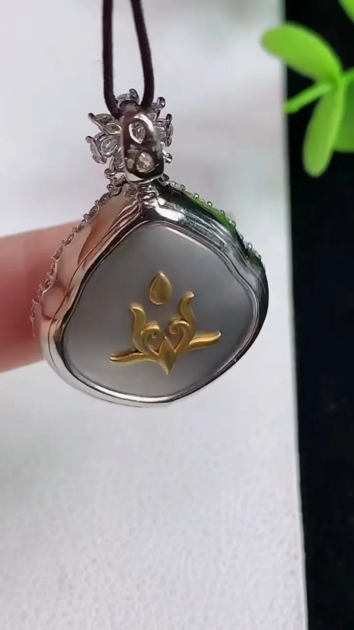 天然A货翡翠葫芦吊坠，尺寸33.3-23-12，裸石17.8-17.5，重量:9.89g
4月29日