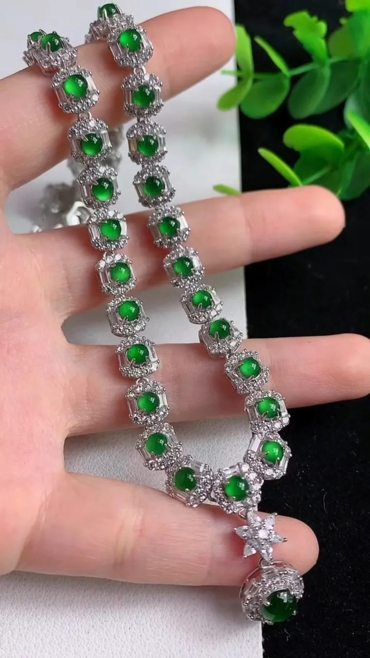 天然A货翡翠蛋面项链，尺寸6.2，重量:28.39g
4月29日