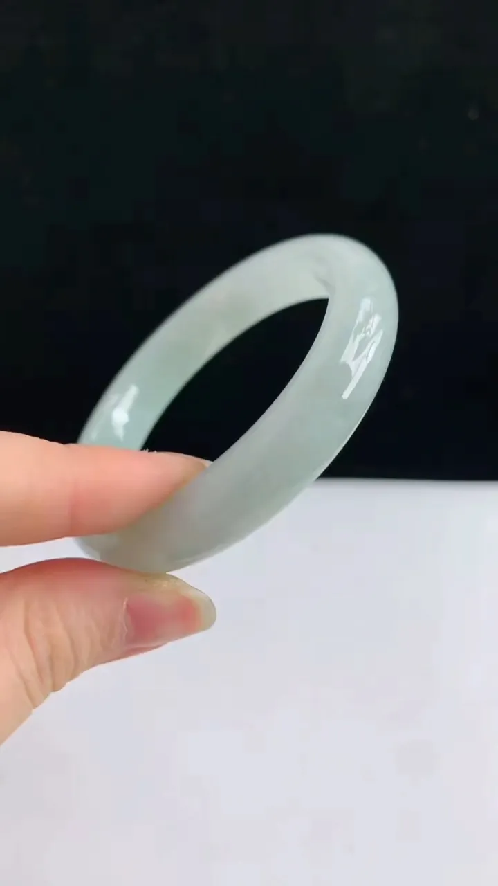 圈口53-54翡翠a货宽边手镯尺寸53.8-11.4-8，重量:49.43g4月29日