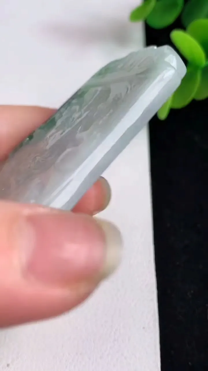 天然A货翡翠龙牌吊坠，尺寸74-45-6，重量:50.08g
4月29日