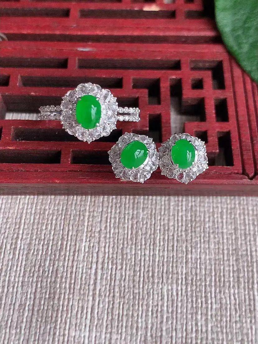 天然A货翡翠18K金阳绿蛋面戒指耳钉两件套 圈口17.2裸尺寸5.2×3.7耳钉4.7×3.4m量4