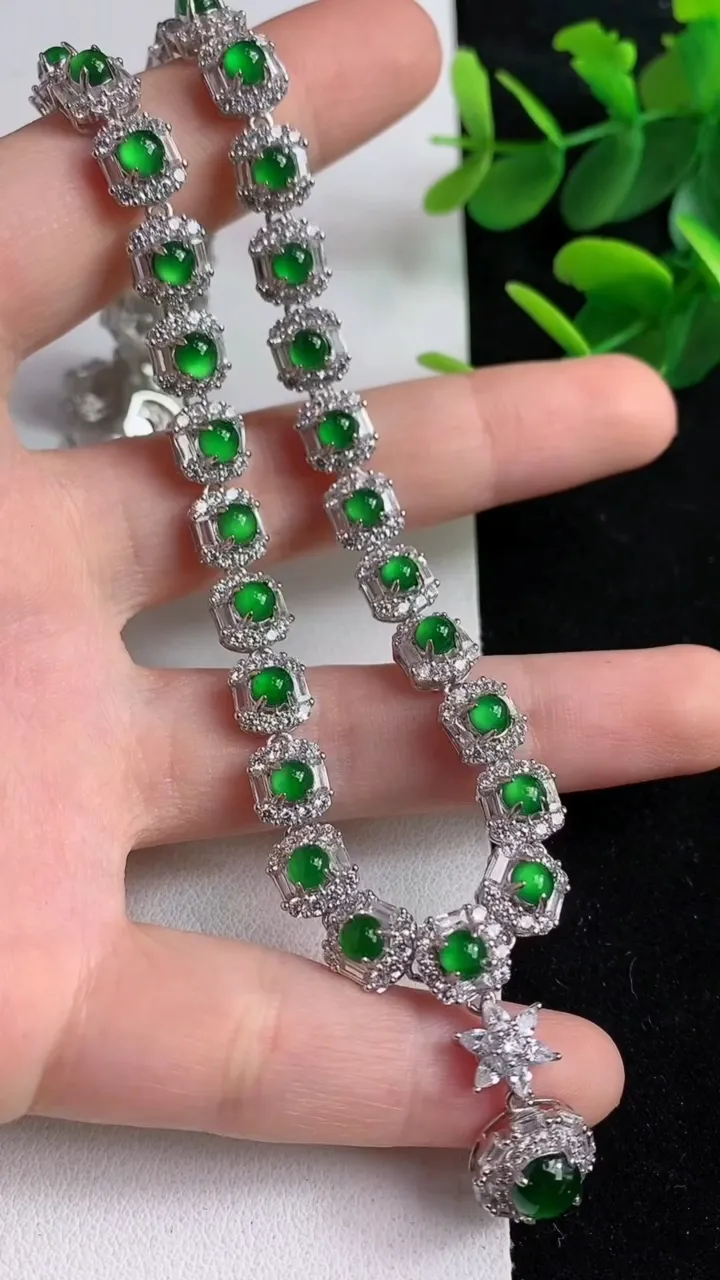 天然A货翡翠蛋面项链，尺寸6.2，重量:28.39g
4月29日