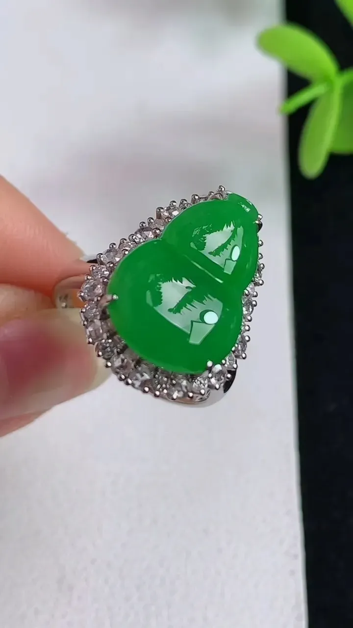 天然A货翡翠葫芦戒指 吊坠两用款，尺寸17.3-16.7-11，重量:7.50g2025年4月29日