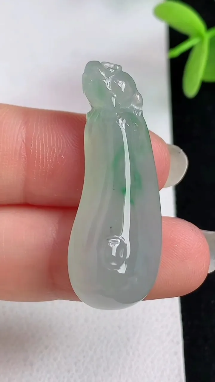 天然A货翡翠福瓜吊坠，尺寸36-13.7-8.4，重量:5.90g
4月29日