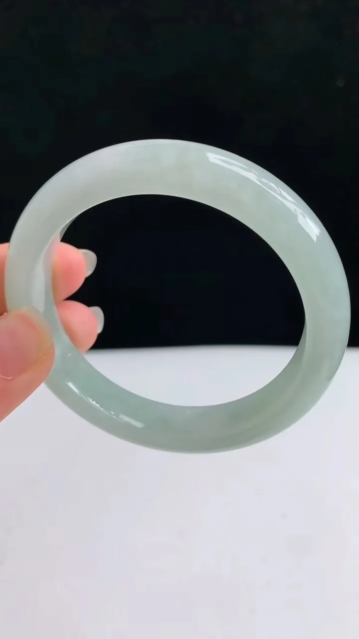 圈口53-54翡翠a货宽边手镯尺寸53.8-11.4-8，重量:49.43g4月29日