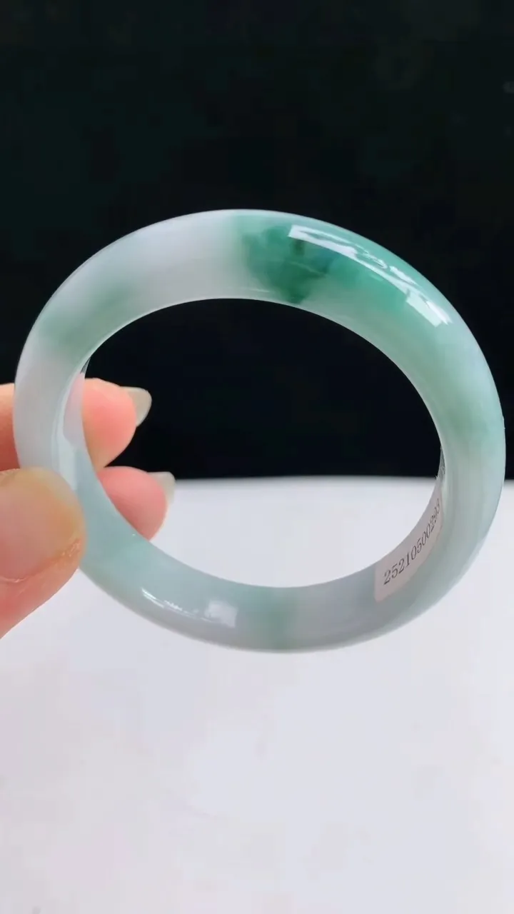 圈口52-53翡翠a货飘花贵妃手镯尺寸53-47-10.3-7，重:36.00g4月29日