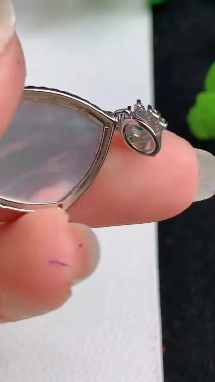 天然A货翡翠葫芦吊坠，尺寸28-19.6-5.7，裸石7.5-6.4，重量:2.66g
4月30日