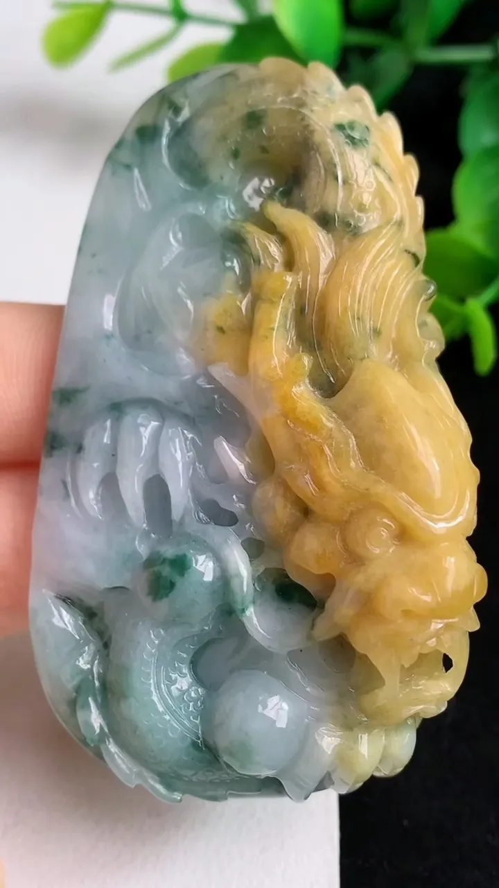 天然A货翡翠双彩龙牌吊坠，尺寸69-39-20，重:71.47g
4月30日