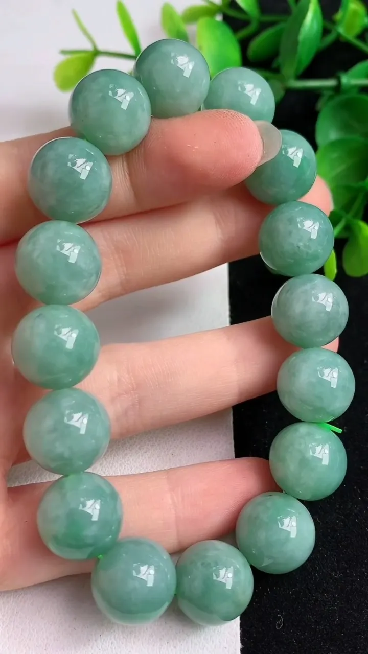 天然A货翡翠圆珠手串，尺寸13，重:62.08g4月30日
工厂直销收藏佳品,种好水足，色泽均匀，有种有色，上手高大气！