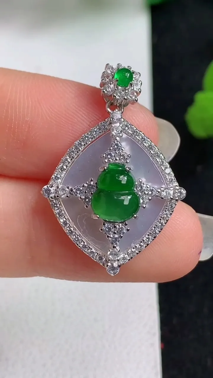 天然A货翡翠葫芦吊坠，尺寸28-19.6-5.7，裸石7.5-6.4，重量:2.66g
4月30日