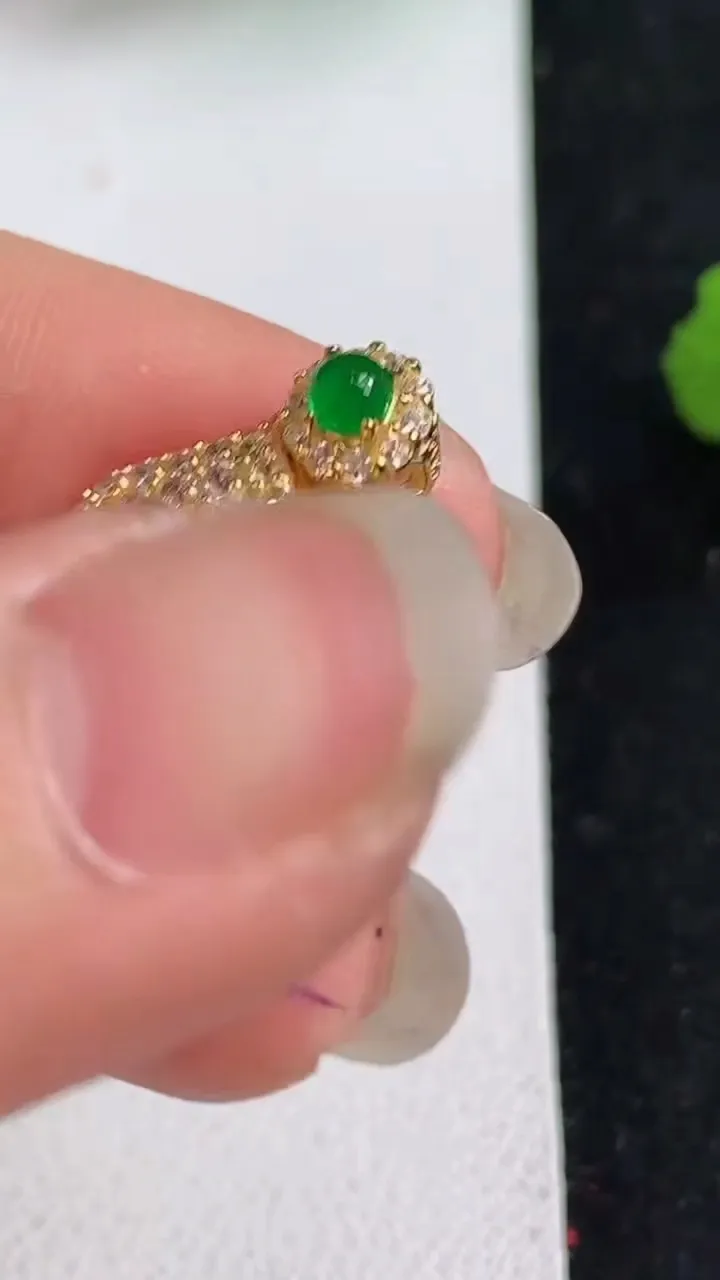 天然A货翡翠葫芦吊坠，尺寸24-14-7.5，裸石9.5-7，重量:3.12g
4月30日