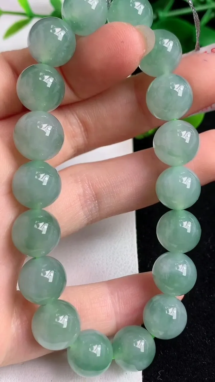 天然A货翡翠圆珠手串18颗，尺寸11，重量:41.95g4月30日
工厂直销收藏佳品,种好水足，色泽