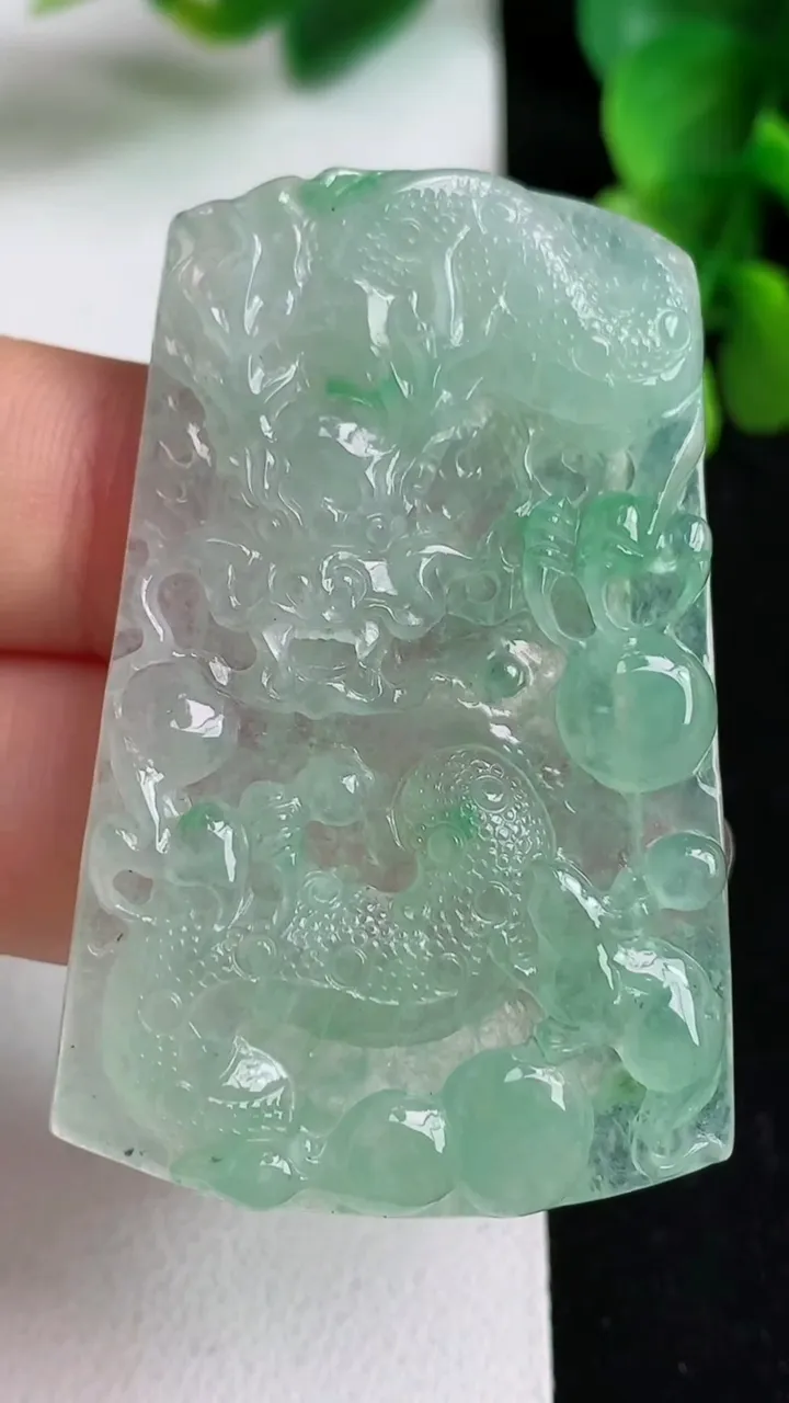 天然A货翡翠龙牌吊坠，尺寸49.4-31.6-5，重量:16.00g
4月30日