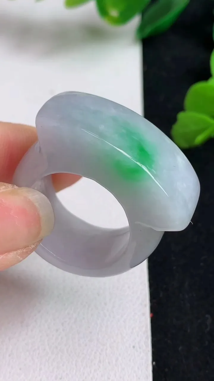 天然A货翡翠马鞍指环扳指，尺寸20.9-14-9，重:24.48g2025年4月30日
工厂直销收藏
