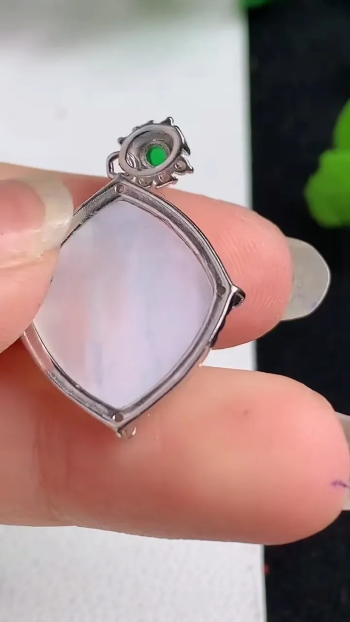 天然A货翡翠葫芦吊坠，尺寸28-19.6-5.7，裸石7.5-6.4，重量:2.66g
4月30日