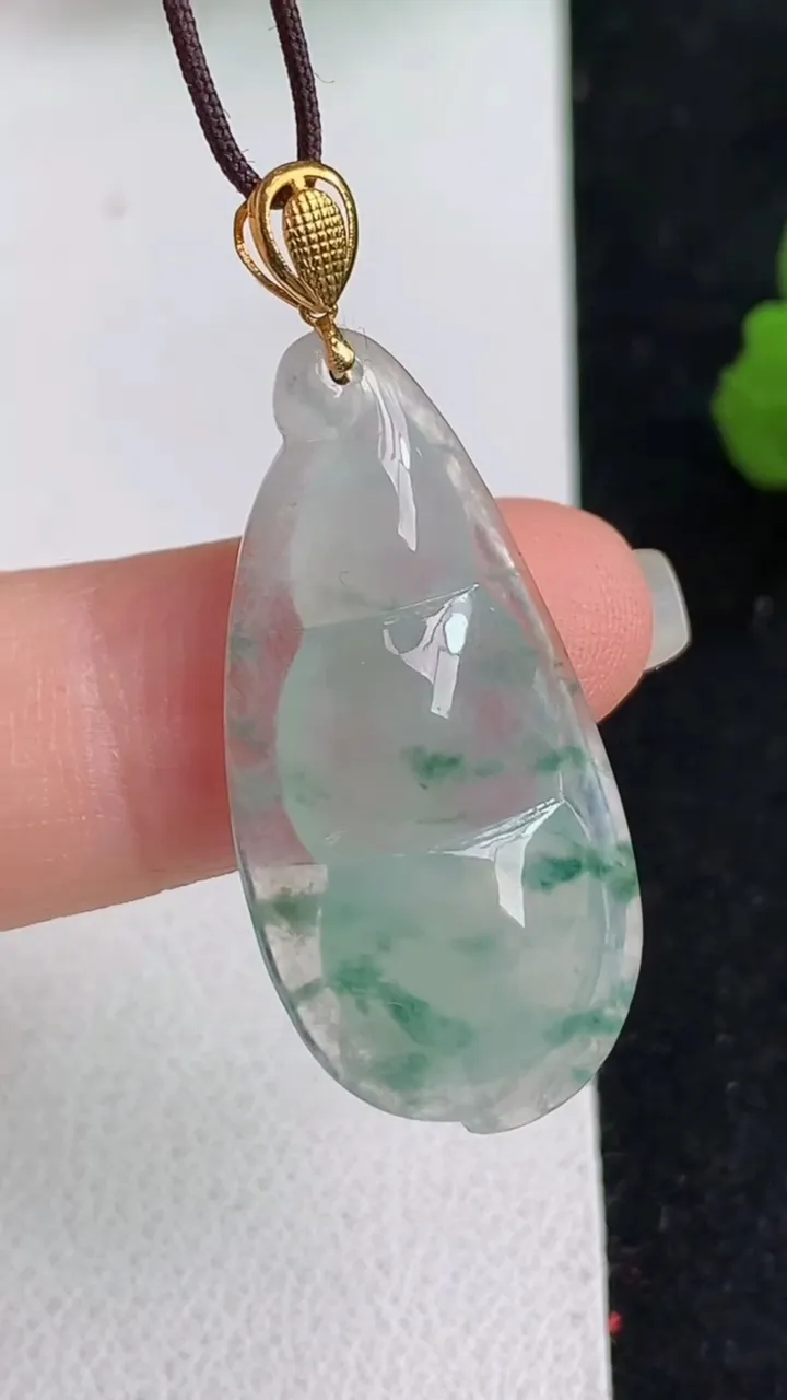 天然A货翡翠飘花福豆吊坠，尺寸37.2-15-5.2，重:3.29g
4月30日